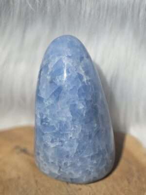 Blauwe calciet sculptuur
