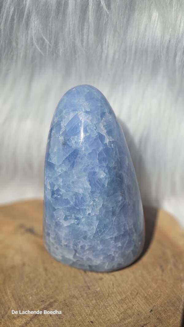 Blauwe calciet sculptuur