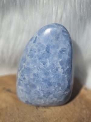 Blauwe calciet sculptuur