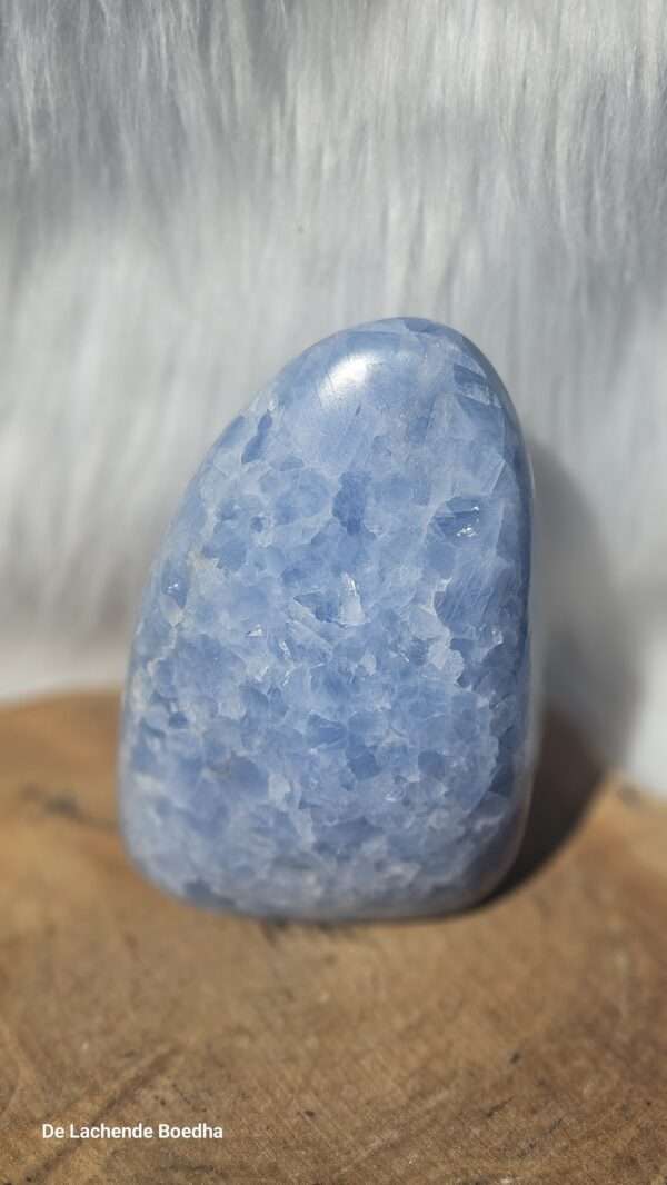 Blauwe calciet sculptuur