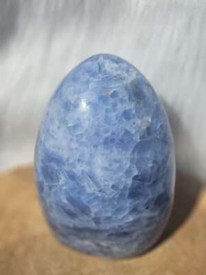 Blauwe calciet sculptuur
