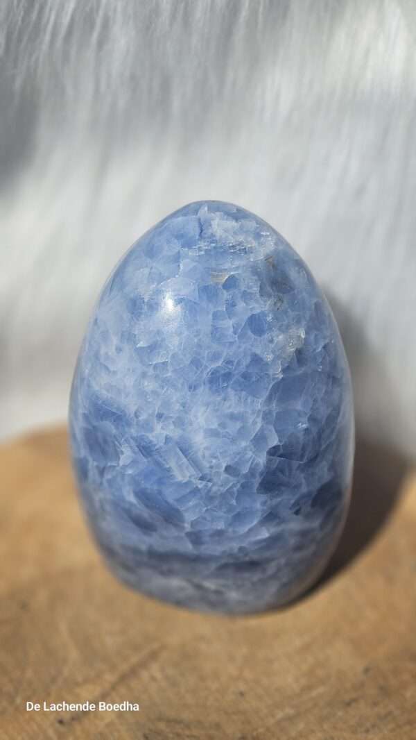 Blauwe calciet sculptuur