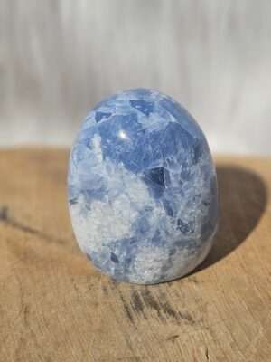 Blauwe calciet sculptuur