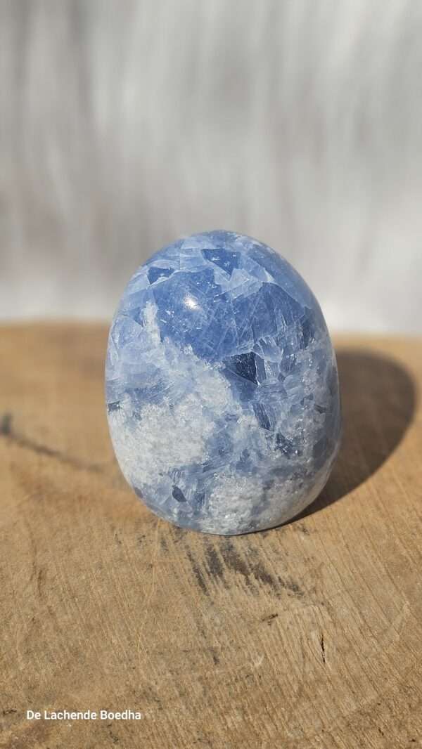 Blauwe calciet sculptuur