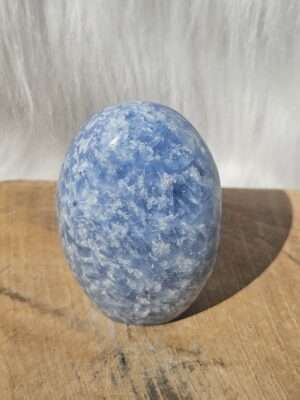 Blauwe calciet sculptuur