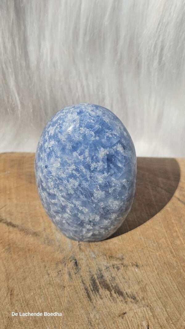 Blauwe calciet sculptuur