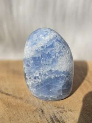 Blauwe calciet sculptuur