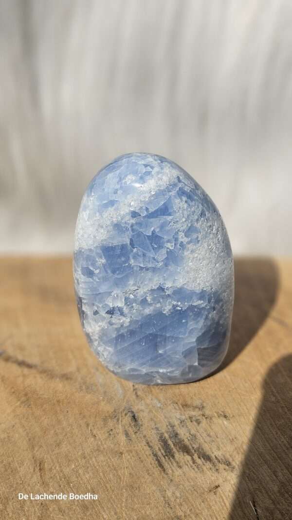 Blauwe calciet sculptuur