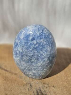 Blauwe calciet sculptuur