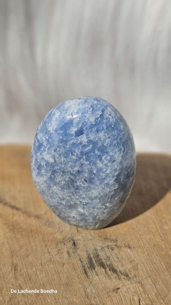Blauwe calciet sculptuur