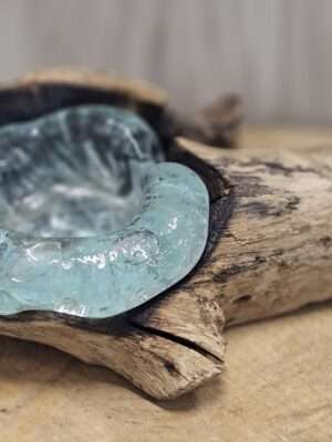 Drijfhout met enkele waxine