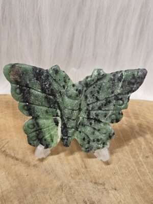 Robijn in zoisiet vlinder